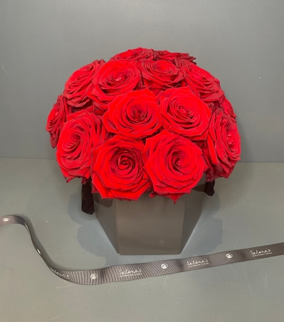 Luxurious Red Naomi rose Hatbox